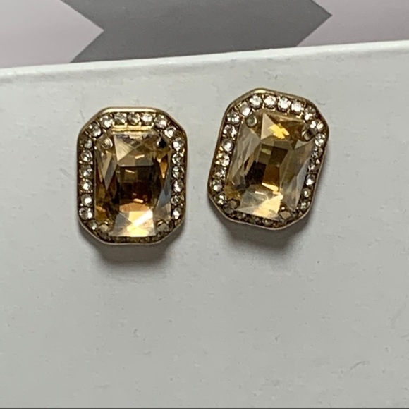 Gorgeous cut corner rectangular stud earrings - Picture 4 of 4